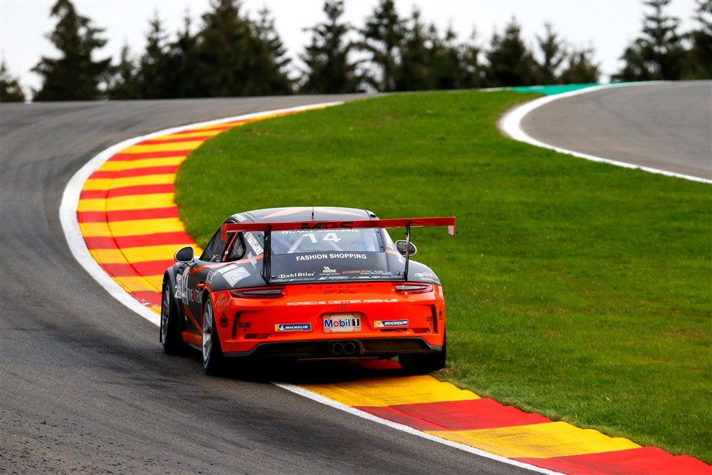 I det berømte Eau Rouge-sving kørte Mikkel O. Pedersen til kanten. Og lidt mere.